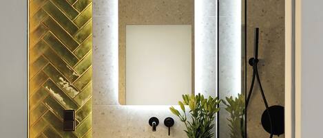 Chuveiro, secador de cabelo, toalhas de banho, sabonete