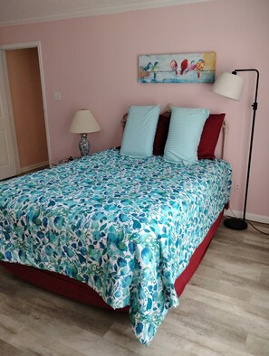 Strykejern/-brett, internettilgang og sengetøy