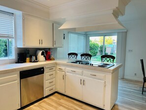 Fridge, microwave, oven, dishwasher - Spacious 4-bedroom house in beautiful Baldwin Park with WiFi, AC (Baldwin Park)