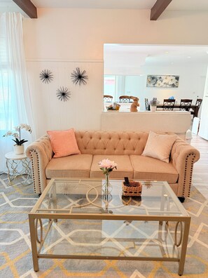 Smart TV - Spacious 4-bedroom house in beautiful Baldwin Park with WiFi, AC (Baldwin Park)