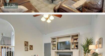 3-bedroom house in charming El Paso with WiFi, Refrigerated AC. Book now
