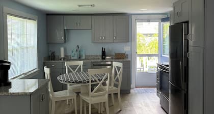 Cozy 2-bedroom Cottage, 5 Minute Walk to Scarborough Beach South!