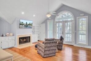 Smart-TV, Tischtennisplatte, Drucker