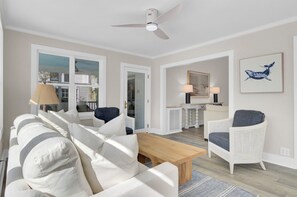 Smart-TV, Tischtennisplatte, Drucker