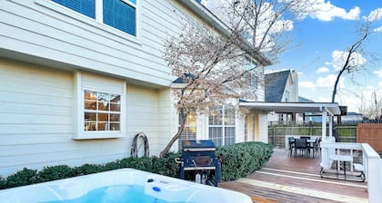 2600ft–7 Beds~Games~Toys~Desks