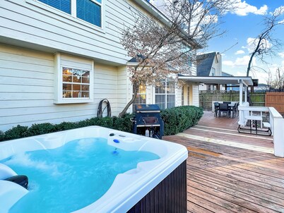 2600ft–7 Beds~Games~Toys~Desks
