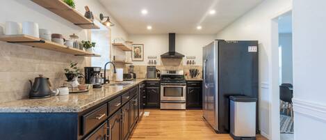 Réfrigérateur, micro-ondes, four, plaque de cuisson