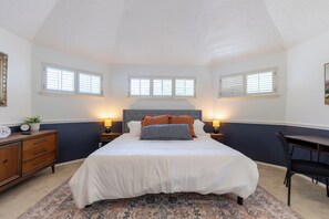 5 Schlafzimmer, Schreibtisch, Bügeleisen/Bügelbrett, Reisekinderbett