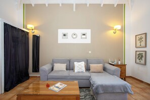Living area - T2 BO CENTER, 2 MIN FROM THE BEACH! (Orient-Baie)