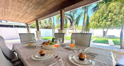 Iconic 3 BR Minutes from Beach Sleeps 10 Pompano Beach
