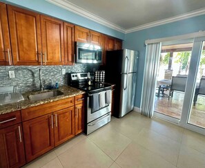Microwave, oven, stovetop - Family-Ready 3 BDR Oasis Near Pompano Beach (Pompano Beach)