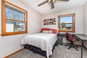 3 bedrooms, desk, iron/ironing board, free WiFi