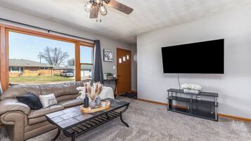 Een smart-tv en tafelvoetbal