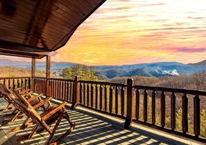 Property grounds - New Listing! 5 Min to PF! PRIVATE Mtn VIEWS! 3BR/2BA-HT, Pool Table & Fire Pit (Sevierville)