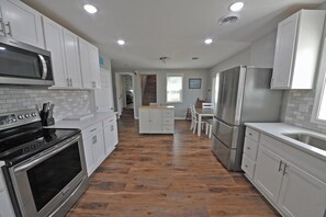 Fridge, microwave, stovetop, dishwasher - Heron Cove, a Waterfront vacation spot near Rock Hall with private pier (Rock Hall)
