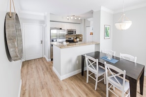 Dining - BEATIFUL 2bd in Downtown West Palm Beach. We have close to 100 units. (West Palm Beach)
