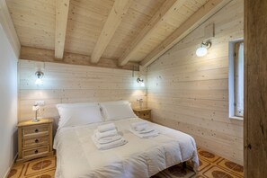 2 Schlafzimmer, Zimmersafe, Schreibtisch, Bügeleisen/Bügelbrett