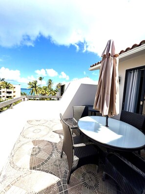 Outdoor dining - Amazing First Class Oceanfront Condo / The Perfect Getaway / Direct Beach Access (Humacao)