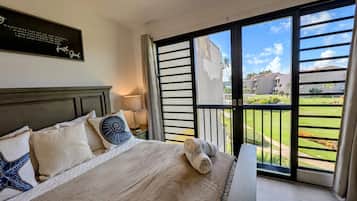 3 habitaciones, escritorio y tabla de planchar con plancha
