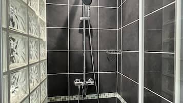 Douche, serviettes fournies