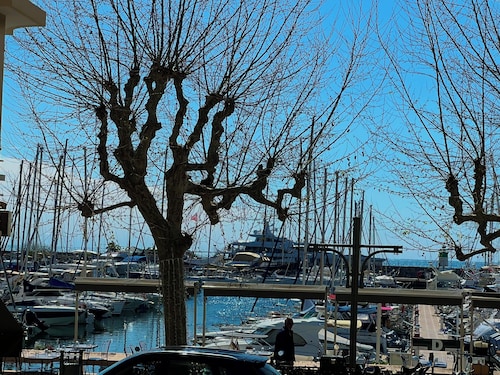 Golfe-Juan – 2 People – Facing the Old Port