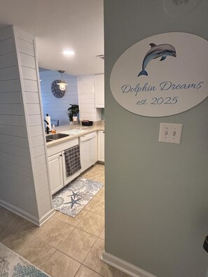 Refrigerador, microondas, parrilla de estufa y lavavajillas 