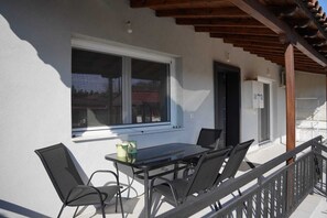Outdoor dining - A quiet house perfect for families with free parking inside the yard. (trikala)