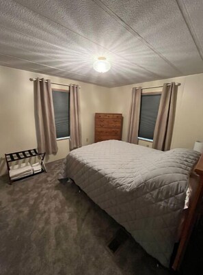 3 bedrooms, free WiFi, bed sheets - Potter County Hideaway (Galeton)
