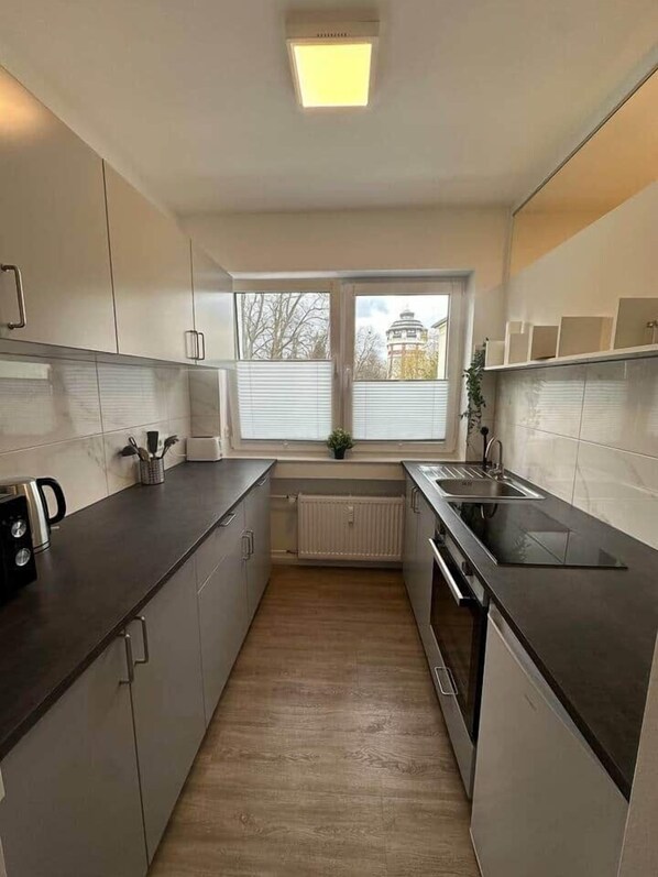 Kühlschrank, Mikrowelle, Ofen, Herdplatte