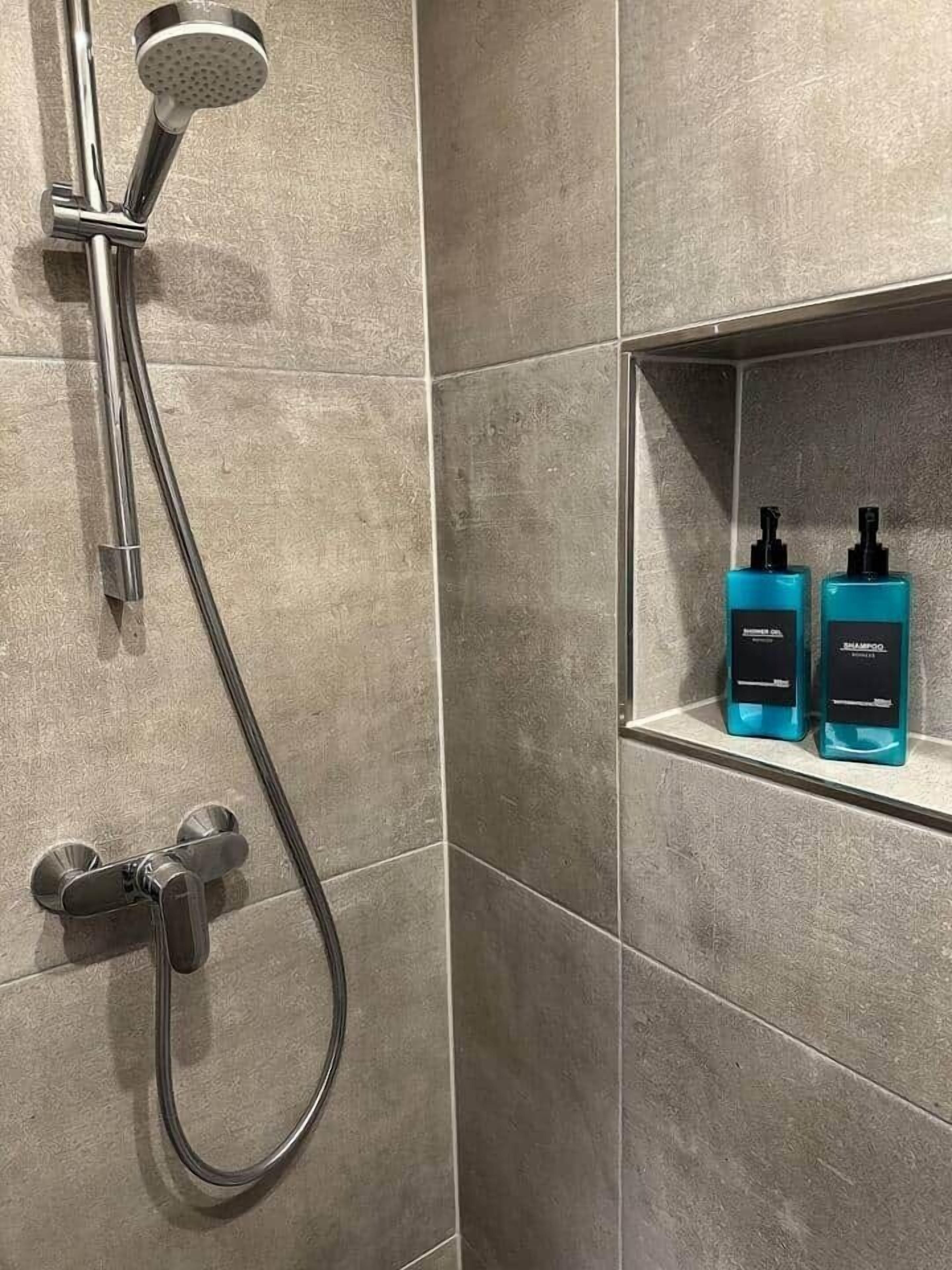 Sèche-cheveux, serviettes fournies, savon, shampoing