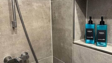 Sèche-cheveux, serviettes fournies, savon, shampoing