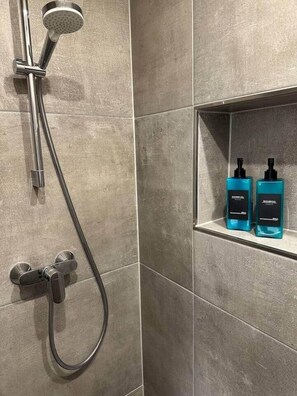 Haartrockner, Handtücher, Seife, Shampoo