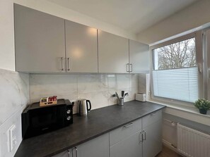 Kühlschrank, Mikrowelle, Ofen, Herdplatte