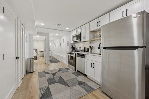 City Hopper - Walk to Metro & Union Market!