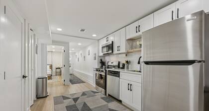 City Hopper - Walk to Metro & Union Market!