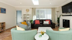 スマートテレビ、暖炉、書庫