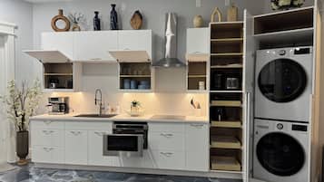 Réfrigérateur, micro-ondes, plaque de cuisson, lave-vaisselle