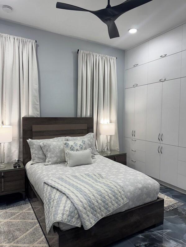 2 室のベッドルーム、セーフティボックス (室内)、アイロン / アイロン台、旅行用ベビーベッド