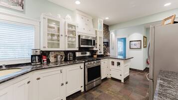 Rumah Klasik, 3 kamar tidur, pemandangan kebun | Dapur pribadi | Lemari es besar, microwave, oven, dan kompor