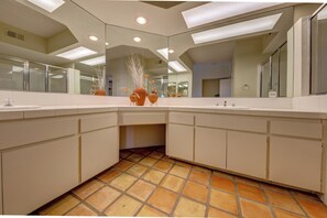 Dusche, Handtücher, Seife, Toilettenpapier