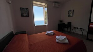 1 bedroom, desk, free WiFi, bed sheets