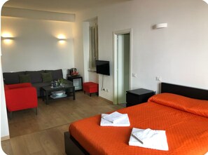 1 bedroom, desk, free WiFi, bed sheets