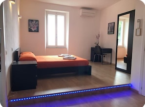 1 habitación, escritorio, wifi gratis y ropa de cama