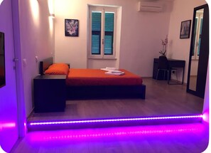 1 camera, una scrivania, Wi-Fi gratuito, lenzuola