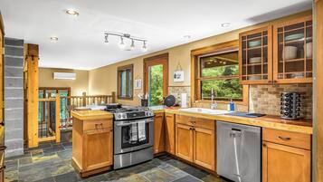 Fridge, oven, stovetop, dishwasher