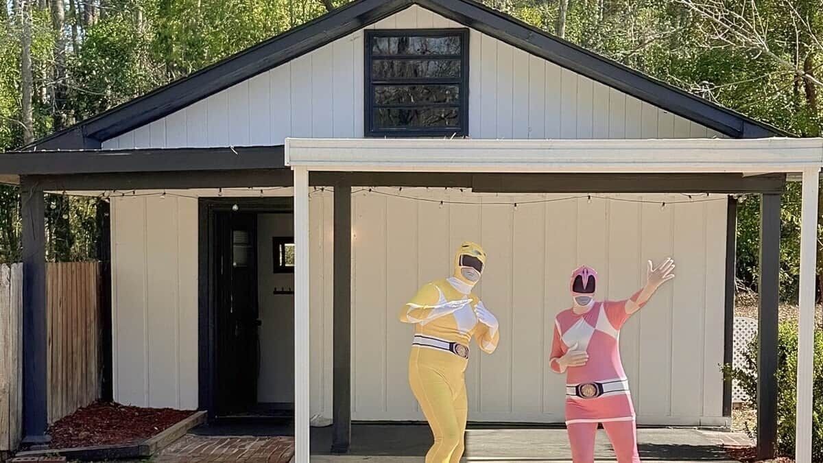 Une maison avec un porche couvert et une fenêtre au-dessus de la porte.