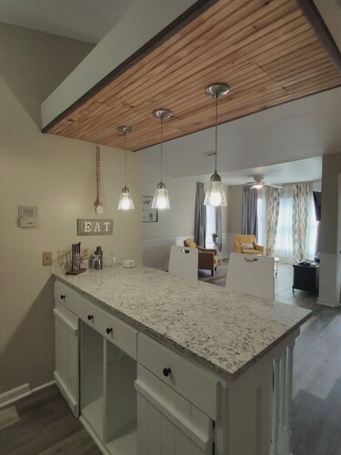 2-bedroom condo in Charlotte w WiFi, minutes to University area or Uptown