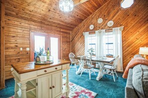 Interior - God's Grace Spacious Gatlinburg Cabin King Beds Hot Tub Game Room (Gatlinburg)
