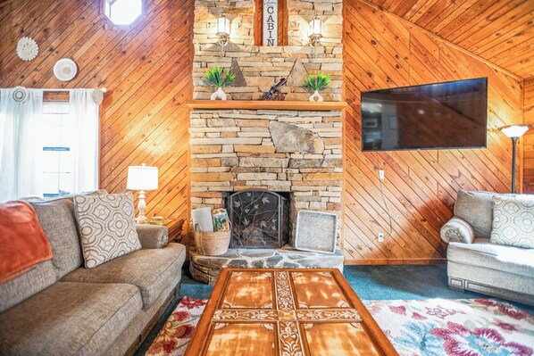 Smart-TV, peis, bordtennis og bøker