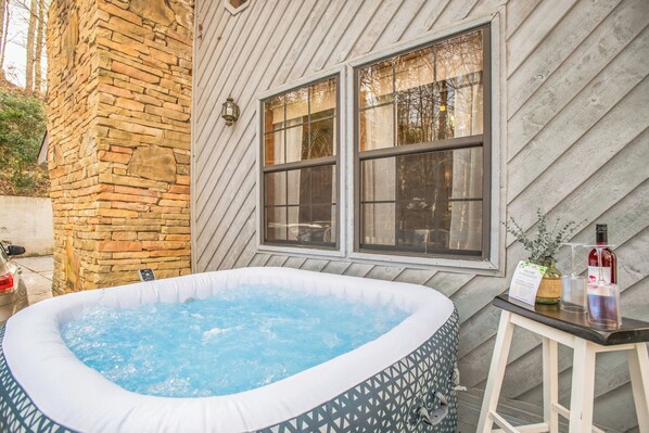 Outdoor spa tub